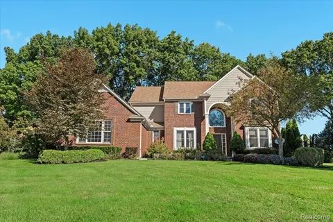 13802 Forest Ridge Cir, Green Oak, MI 48178