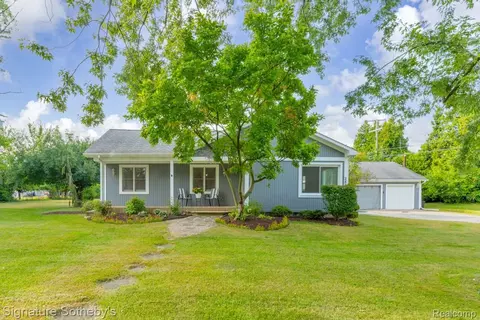 2881 Stennett St, Keego Harbor, MI 48320