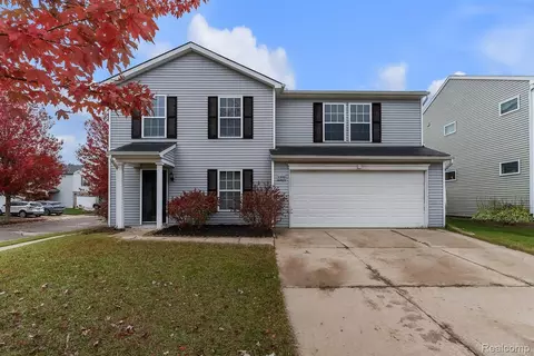 8553 Shiawassee River Dr, Handy, MI 48836