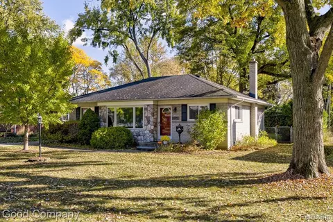31160 E Rutland St, Beverly Hills, MI 48025