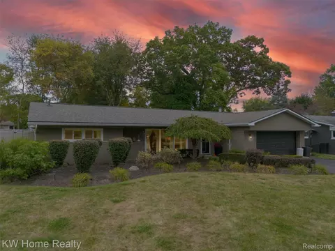 8648 Golfside Dr, Commerce, MI 48382