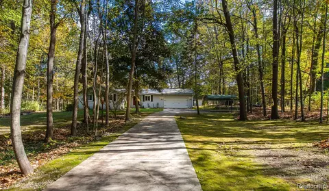 1969 Woodsman Dr, Groveland, MI 48462