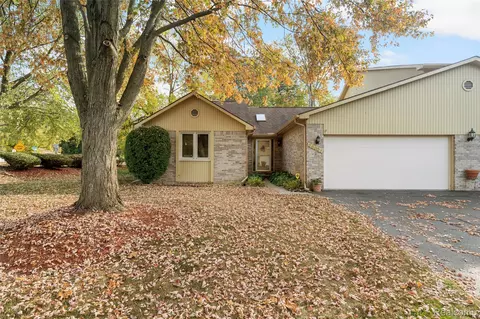 28801 Ranchwood Dr, Southfield, MI 48076
