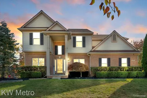 14333 Pond Bluff Dr, Belleville, MI 48111