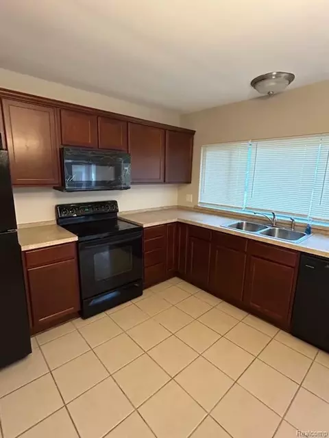 20202 Hunt Club Dr, Harper Woods, MI 48225