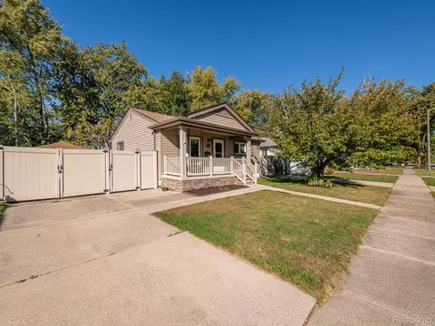 6676 Syracuse St, Taylor, MI 48180