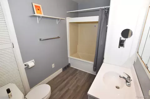 Bath - 8107 E Bristol Rd, Davison, MI 48423 photo 1 of 2