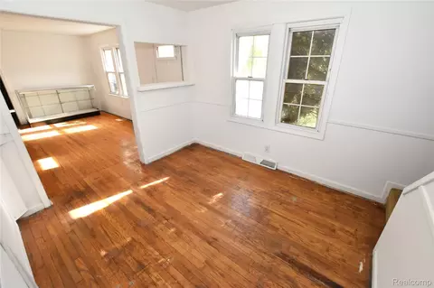 Living - 8107 E Bristol Rd, Davison, MI 48423 photo 2 of 4