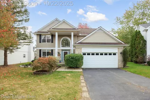 445 Gleneagles Ct, Oxford, MI 48371