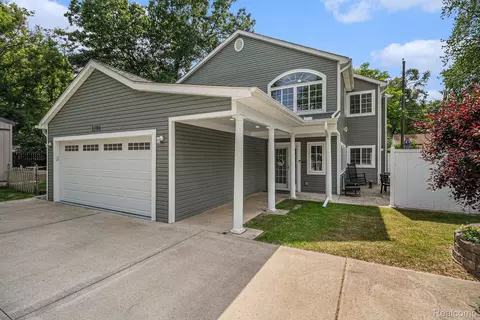 3280 Chambourne St, Commerce, MI 48382