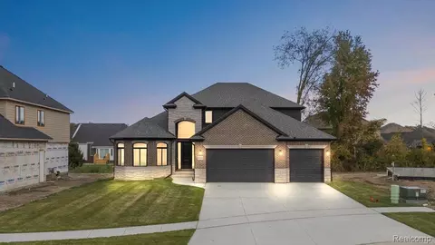 50352 Mistwood Dr, Macomb, MI 48042