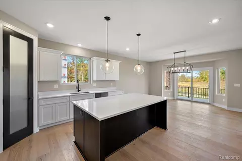 Kitchen - 23947 Sawgrass Dr, Macomb, MI 48042 photo 4 of 4