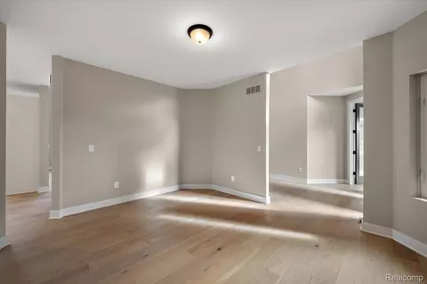 Living - 23947 Sawgrass Dr, Macomb, MI 48042 photo 8 of 8