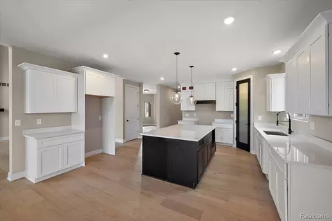 Kitchen - 23947 Sawgrass Dr, Macomb, MI 48042 photo 2 of 4
