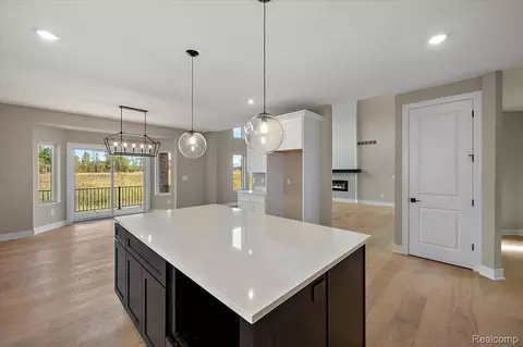 Kitchen - 23947 Sawgrass Dr, Macomb, MI 48042 photo 3 of 4
