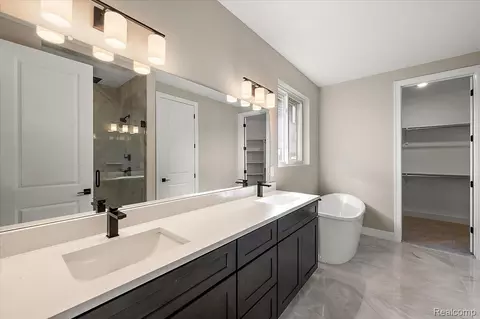Bath - 23947 Sawgrass Dr, Macomb, MI 48042 photo 3 of 15