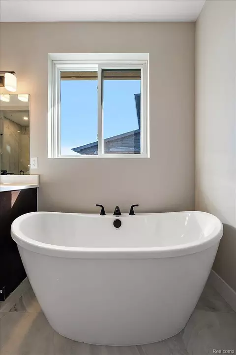 Bath - 23947 Sawgrass Dr, Macomb, MI 48042 photo 7 of 15