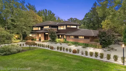 1775 Schoenith Ln, Bloomfield Hills, MI 48302