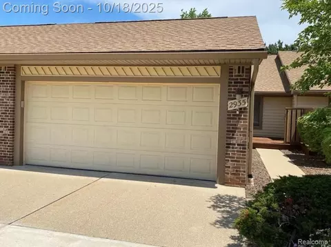 2935 Lakewood Dr #29, Trenton, MI 48183