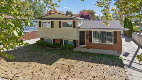 496 Langley Blvd, Clawson, MI 48017
