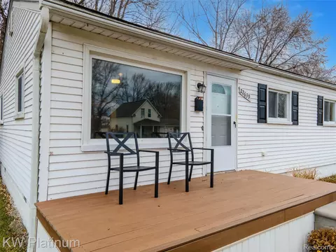 22639 Stephens St, Saint Clair Shores, MI 48080