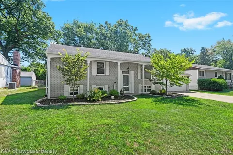 2370 Roselawn St, Wolverine Lake, MI 48390