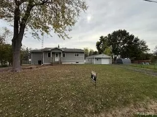 1096 Harding Dr, Grand Blanc, MI 48507