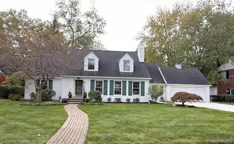 499 Sunningdale Dr, Grosse Pointe Woods, MI 48236