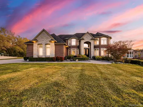2953 Squire Ct, Troy, MI 48098