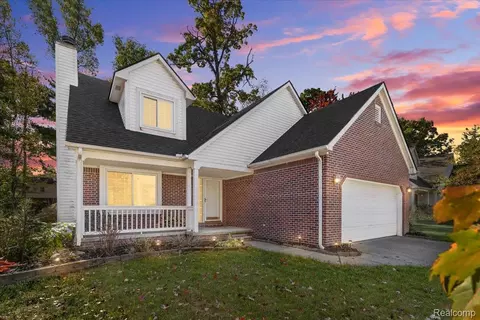 2875 Regency Dr, Lake Orion, MI 48359