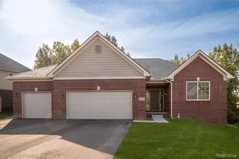53195 Woodland Mdws, Chesterfield, MI 48047