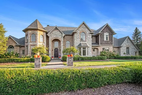 8301 Misty Mdws, Grand Blanc, MI 48439