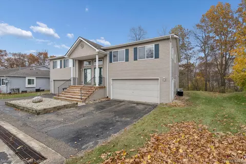 1081 River Ridge Cir, Grand Blanc, MI 48439