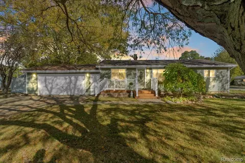 2161 Neeper St, Grand Blanc, MI 48439