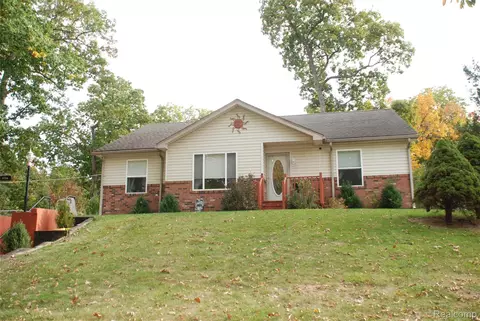 3734 Navarra Ave, White Lake, MI 48383