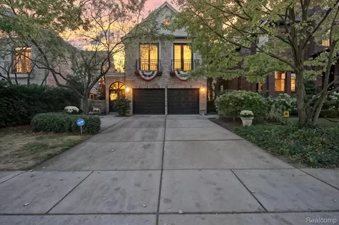 596 Henrietta St, Birmingham, MI 48009