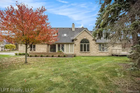16905 Boulder Way, Macomb, MI 48042