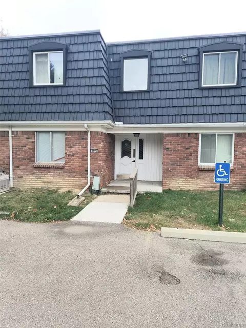 1806 Colonial Village Way #3, Waterford, MI 48328