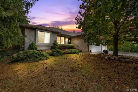 1370 S Boulevard Blvd W, Rochester Hills, MI 48309
