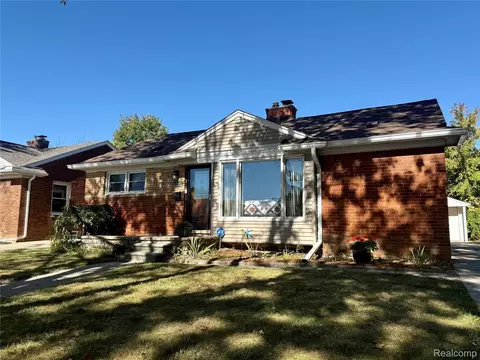 21751 Edmunton St, Saint Clair Shores, MI 48080