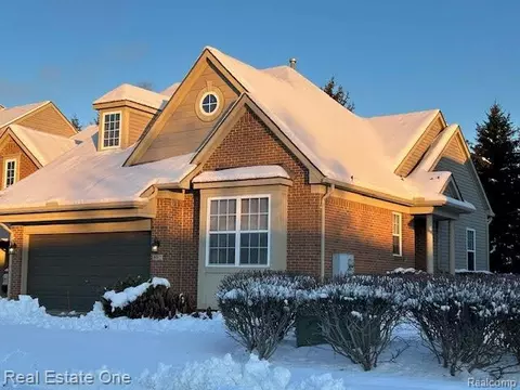 9062 Rhyan Rd, White Lake, MI 48386