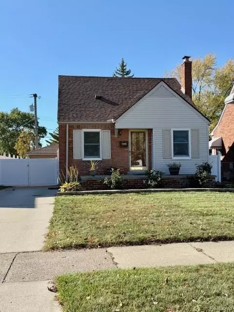 1066 17th St, Wyandotte, MI 48192