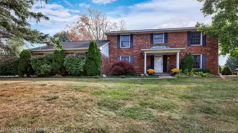 5205 Glengate Rd, Oakland, MI 48306
