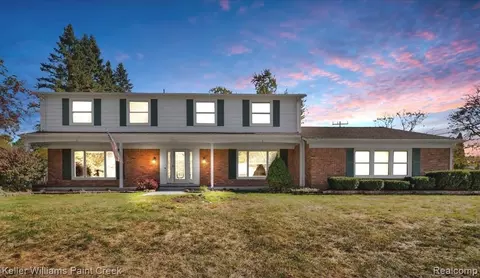29816 Club House Ln, Farmington Hills, MI 48334