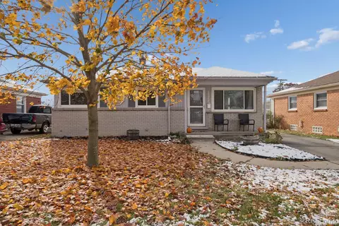 25015 Meadows Ave, Flat Rock, MI 48134
