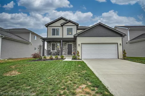 386 Edge Brook Dr, Holly, MI 48442