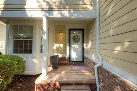 31232 Columbia Dr, Novi, MI 48377
