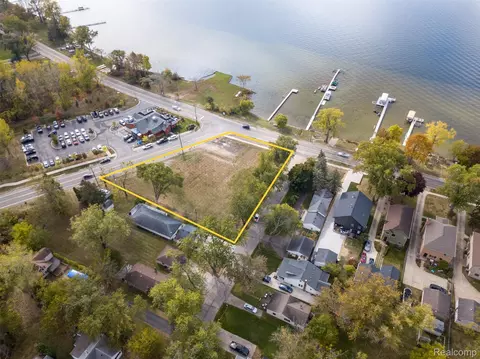 1035 E Walled Lake Dr, Walled Lake, MI 48390