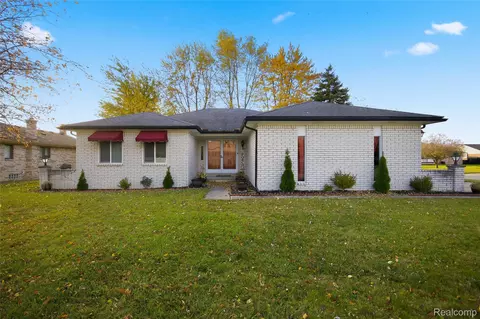 40645 Heatherlea Ct, Clinton Township, MI 48038