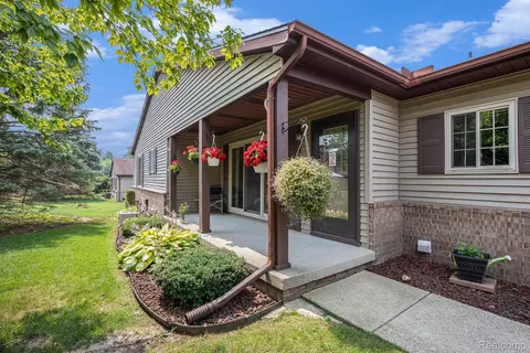 5045 Sandalwood Dr, Grand Blanc, MI 48439